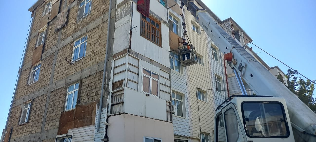 Şirvan şəhərində yaşayış binasının fasadında yanar üzlüyün sökülməsi təmin edilib