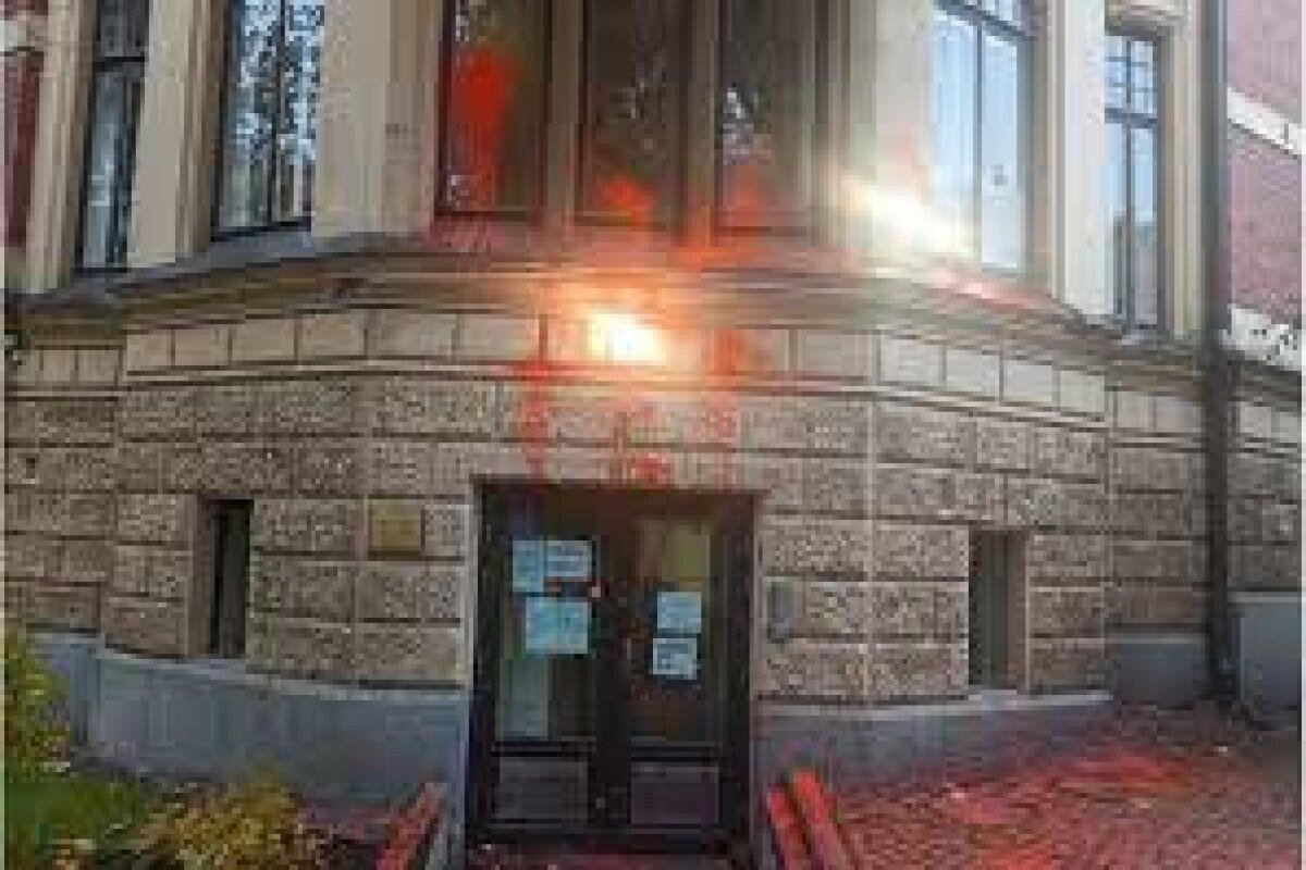Finlandiyada türk səfirliyinə  hücum edilib