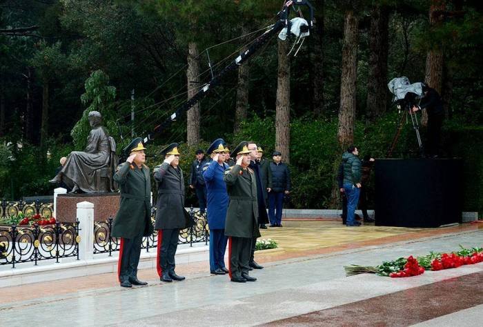 Müdafiə Nazirliyinin rəhbər heyəti Fəxri xiyabanı ziyarət edib -