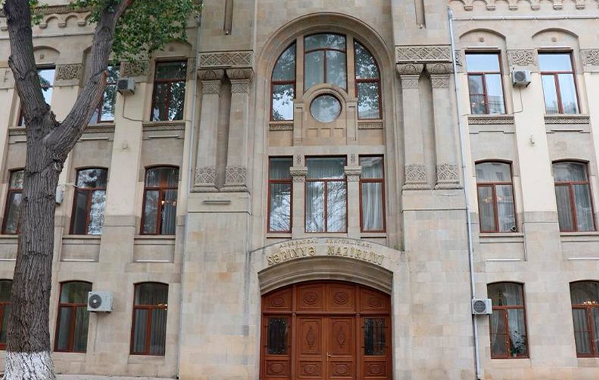 2024-cü ilin noyabr ayında aparılmış yekun attestasiyadan müvəffəqiyyətlə keçərək rezidentura təhsilini bitirmiş həkim-mütəxəssislərin iş yerlərinə göndərilməsi barədə ELAN