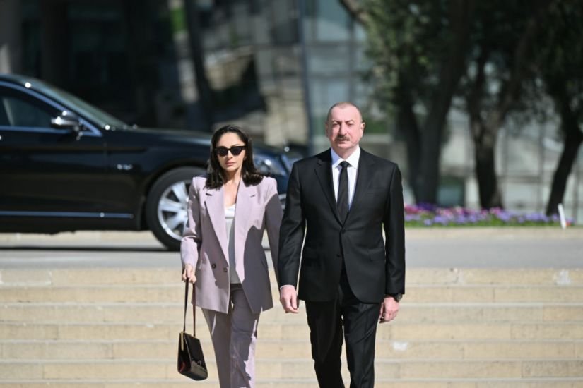 Prezident və birinci xanım faşizm üzərində Qələbə uğrunda mübarizədə həlak olan Azərbaycan övladlarının xatirəsini ehtiramla anıblar